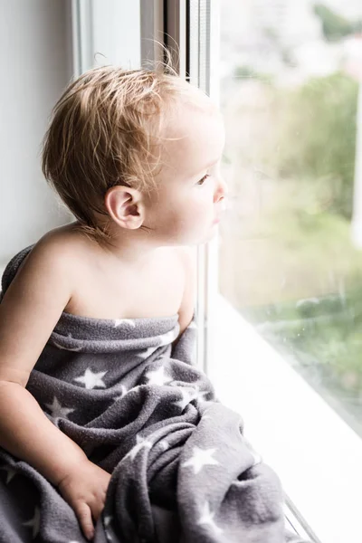 Bir pencere üzerinde çocuk