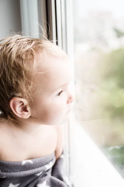 De jongen op een vensterbank — Stockfoto