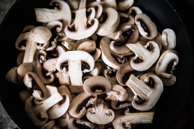 Doğranmış mantar champignon