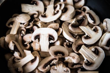 Doğranmış mantar champignon