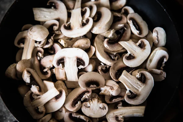 Doğranmış mantar champignon