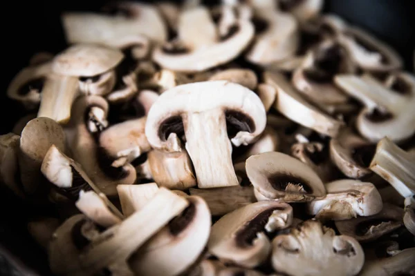 Doğranmış mantar champignon