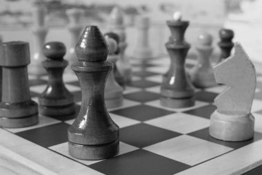 Satranç tahtasındaki satranç taşları