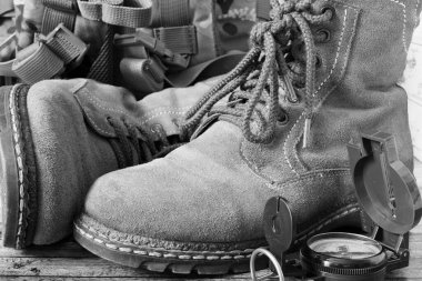 Yürüyüş ayakkabıları ve pusula.