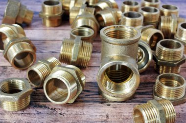 Tesisat tesisatı masanın üstünde.