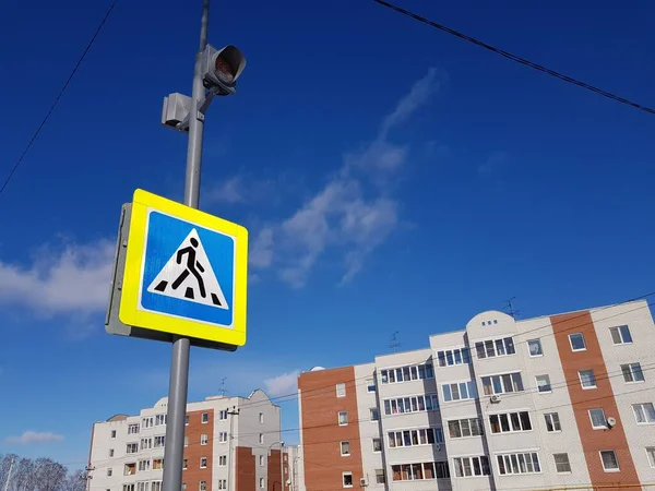 Sinal Travessia Pedestre Uma Rua Cidade — Fotografia de Stock