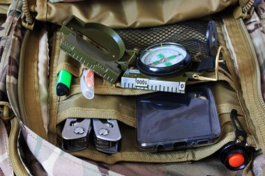 Sırt çantasında telefon ve pusula