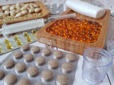 Masada haplar ve vitaminler var.