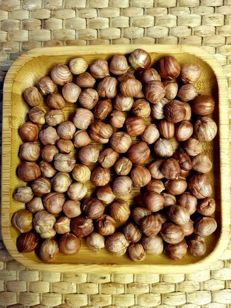 Noisettes Sur Une Assiette Bois — Photo