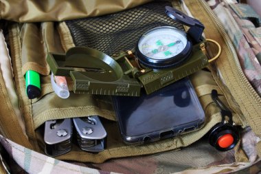 Sırt çantasında telefon ve pusula