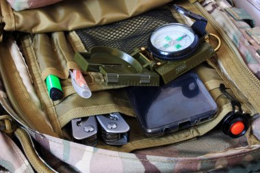 Sırt çantasında pusula ve telefon