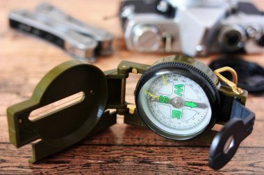 Pusula ve kamera masanın üstünde.