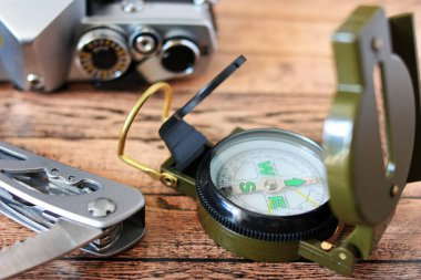 Turist pusulası ve yürüyüş için bir kamera.