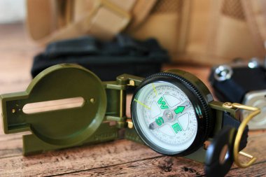 Yürüyüş için bir pusula ve sırt çantası.