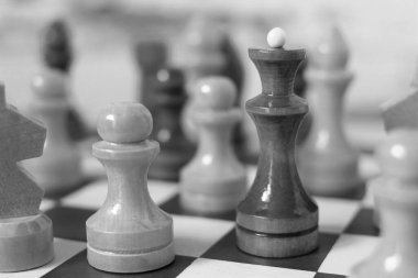 Satranç tahtasındaki satranç taşları