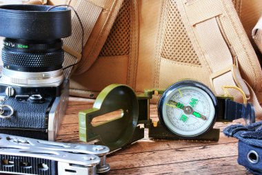 Yürüyüş için kamera ve pusula.