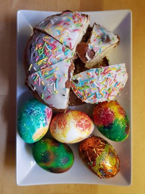 Paskalya kek ve renkli yumurta