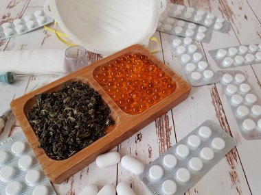 Bir hastalığı tedavi etmek için ilaç ve şifalı ot.