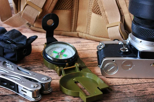 远足的相机和指南针 — 图库照片