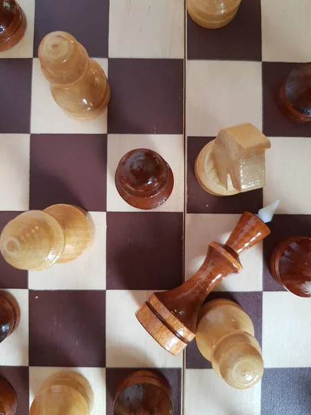 Satranç Kralı Satranç Tahtasının Üzerinde Yatıyor — Stok fotoğraf