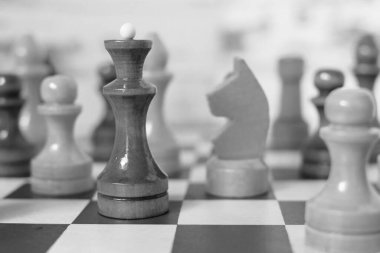 Satranç tahtasındaki satranç taşları