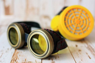 Gözlük ve steampunk solunum cihazı.