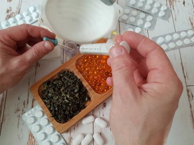 Bir hastalığı tedavi etmek için ilaç hazırlıyorum.