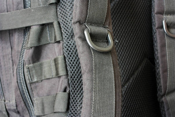 Ремни черного тактического рюкзака
