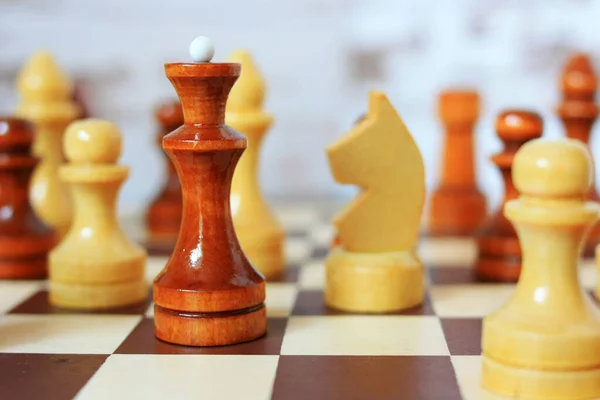 Satranç tahtasında satranç kraliçesi