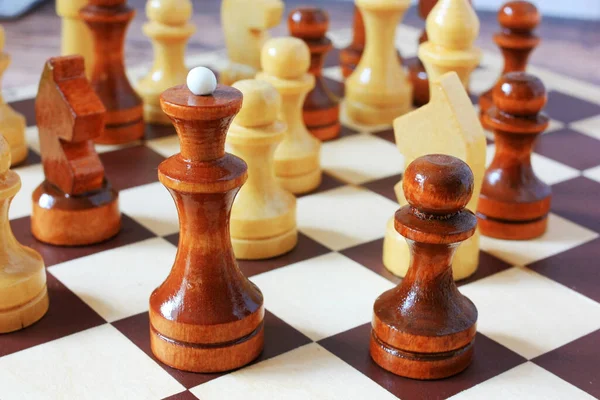 棋盘上的国际象棋皇后 — 图库照片