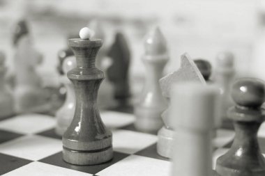 Satranç tahtasındaki satranç taşları