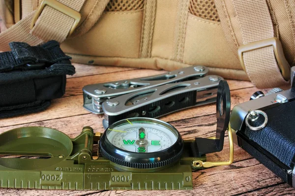 Una Brújula Una Mochila Para Caminar — Foto de Stock