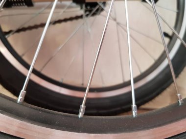 Bisikletin tekerlekleri.