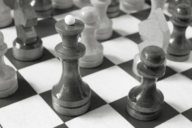 Satranç tahtasındaki satranç taşları