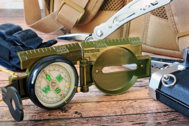 Yürüyüş için pusula ve çoklu araçlar