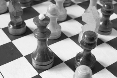 Satranç tahtasındaki satranç taşları