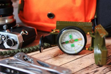 Pusula, sırt çantası ve yürüyüş için bir kamera.
