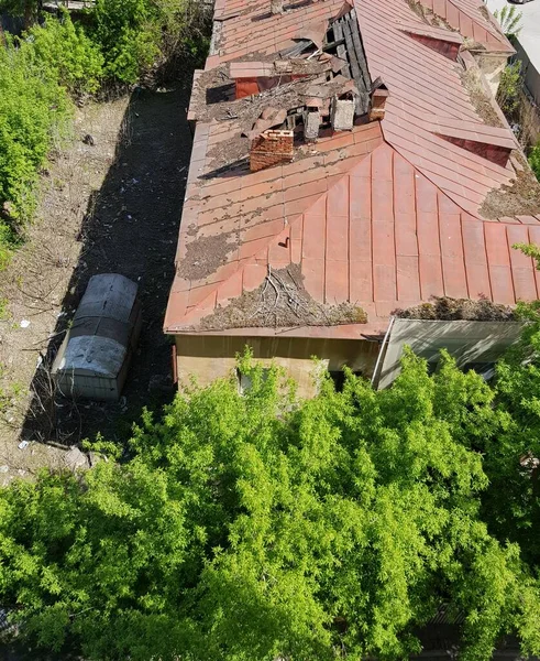 Крыша Старого Разрушенного Здания — стоковое фото
