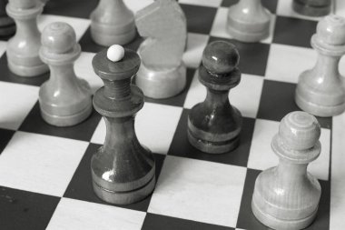 Satranç tahtasındaki satranç taşları
