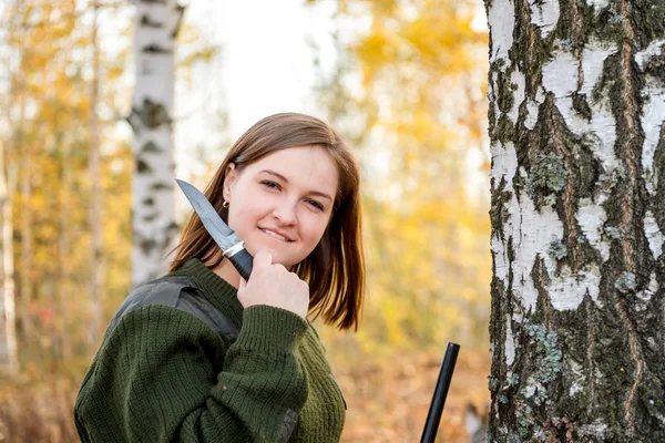 사냥 칼과 위장 의류에 아름 다운 젊은 여자의 초상화 — 스톡 사진
