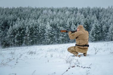 Kamuflaj giyim ayakta kışın avcı adam giymiş