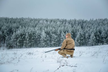 Kamuflaj giyim ayakta kışın avcı adam giymiş