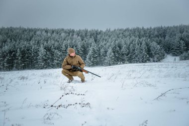 Kamuflaj giyim ayakta kışın avcı adam giymiş