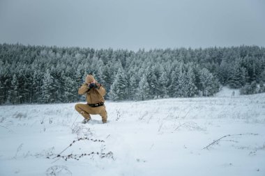 Kamuflaj giyim ayakta kışın avcı adam giymiş