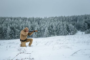 Kamuflaj giyim ayakta kışın avcı adam giymiş