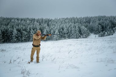 Kamuflaj giyim ayakta kışın avcı adam giymiş