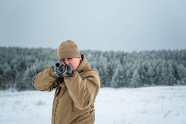 Kamuflaj giyim ayakta kışın avcı adam giymiş