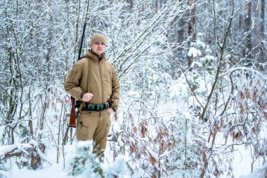 Kamuflaj giyim ayakta kışın avcı adam giymiş