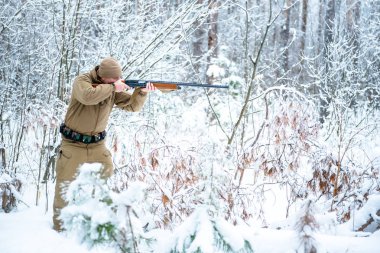 Kamuflaj giyim ayakta kışın avcı adam giymiş