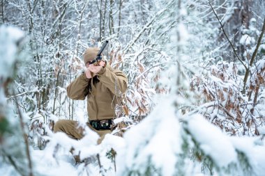 Kamuflaj giyim ayakta kışın avcı adam giymiş